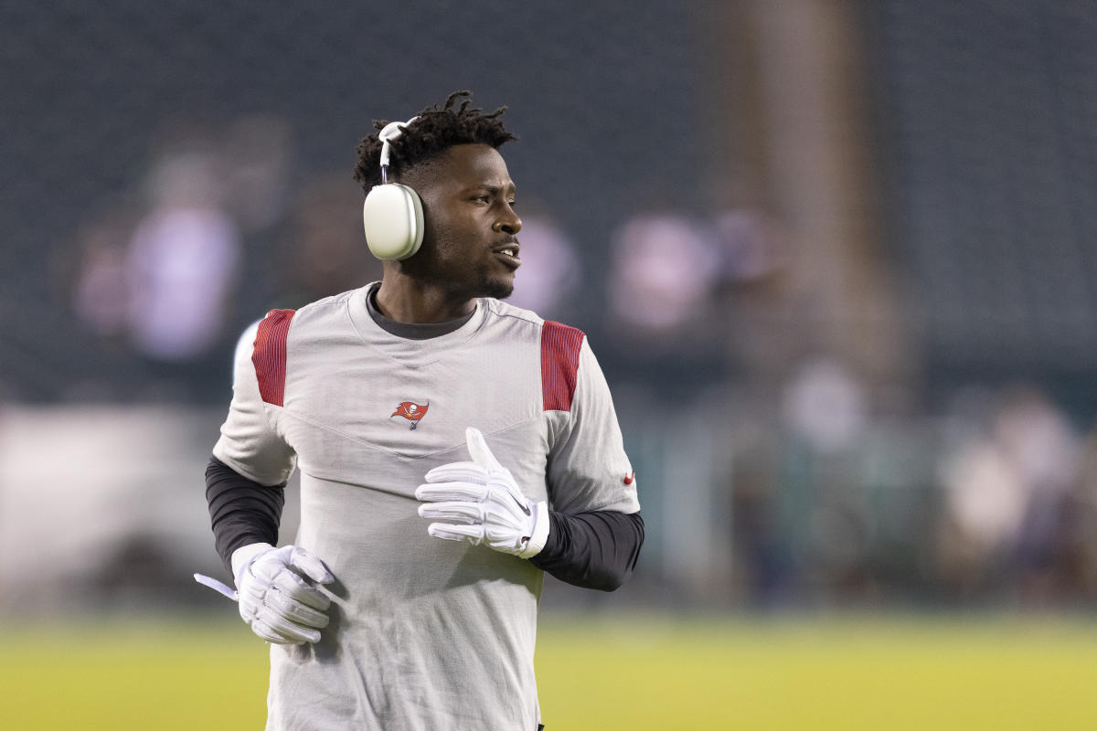 Antonio Brown accused of falsifying vaccination, Buccaneers deny wrongdoing