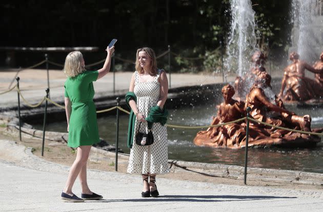 Finnegan y Maisy Biden, haciéndose fotos junto a las fuentes. (Photo: Jesus Briones/GTRES)