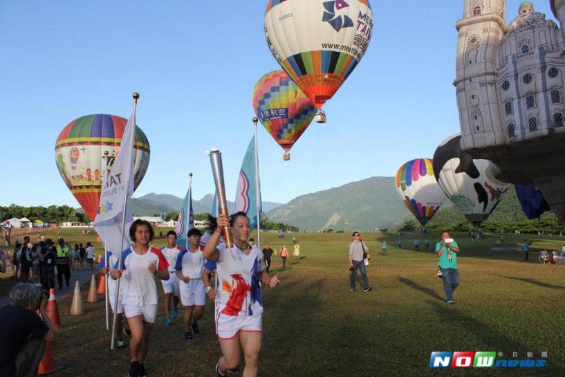 台北世大運聖火今天來到臺東縣，適逢臺東夏日裡最受矚目的活動盛事「臺灣國際熱氣球嘉年華會」舉辦期間，臺東縣政府特地規劃以熱氣球進行聖火傳遞，別具特色與創意。（圖／臺東縣政府提供，2017.07.25）