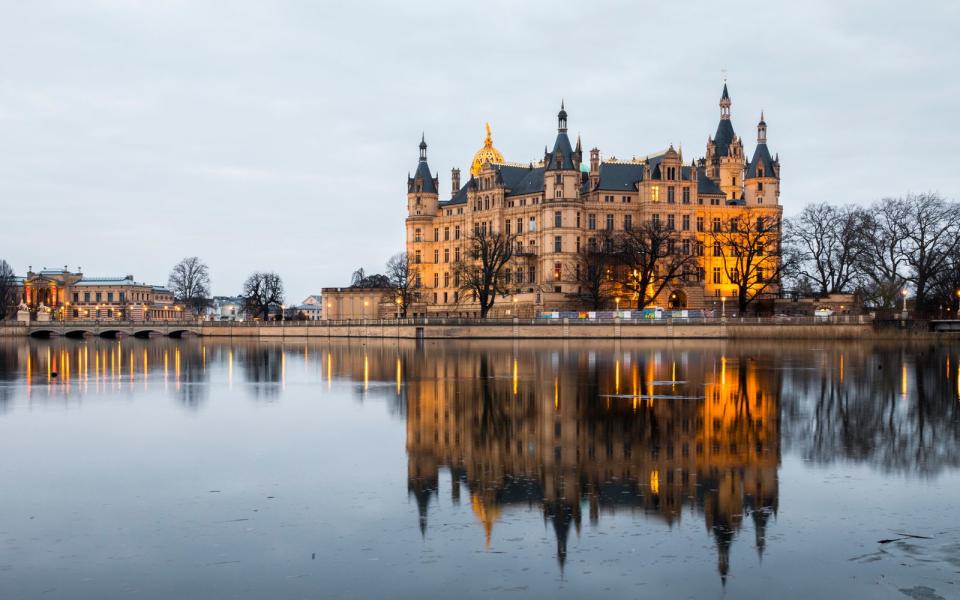 Das imposante Schloss Schwerin liegt mitten in der Stadt und gilt als eines der bedeutendsten Schlösser des Romantischen Historismus in Europa. Seit 1990 ist der Bau auf der Schlossinsel Sitz des Landtages von Mecklenburg-Vorpommern. Zuvor war es jahrhundertelang die Residenz der mecklenburgischen Herzöge und Großherzöge. (Bild: iStock / Joaquin Ossorio-Castillo)