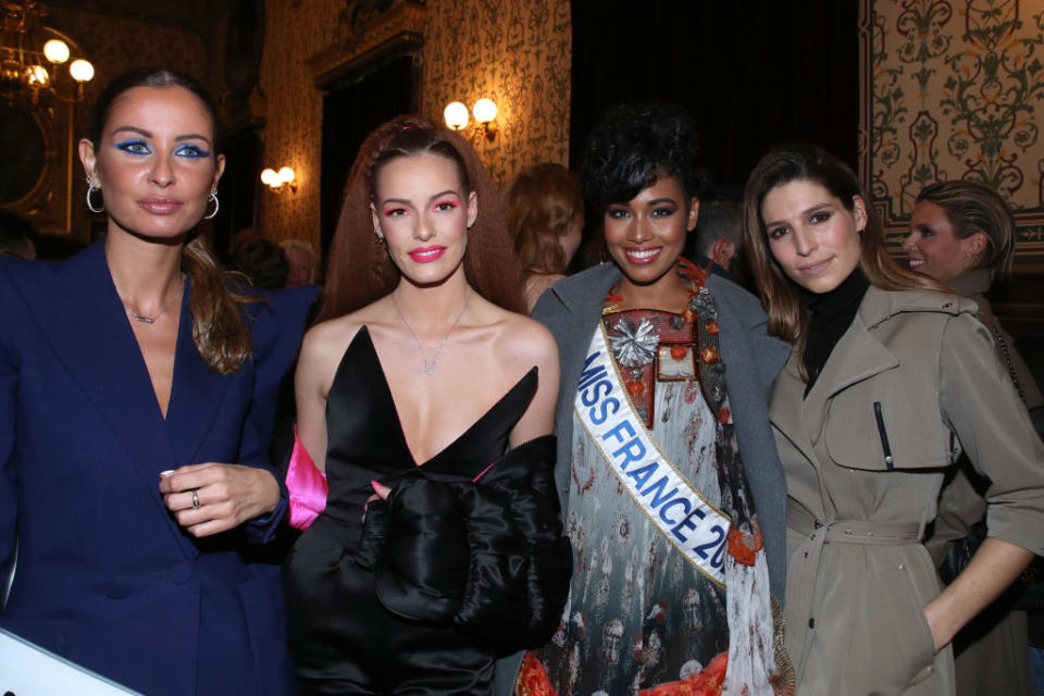 Que serait un défilé sans Miss France ? Ce 22 janvier, il y en avait au moins quatre, toutes réunies sur cette belle photographie : Malika Ménard, Maëva Coucke, Clémence Botino et Laury Thilleman.