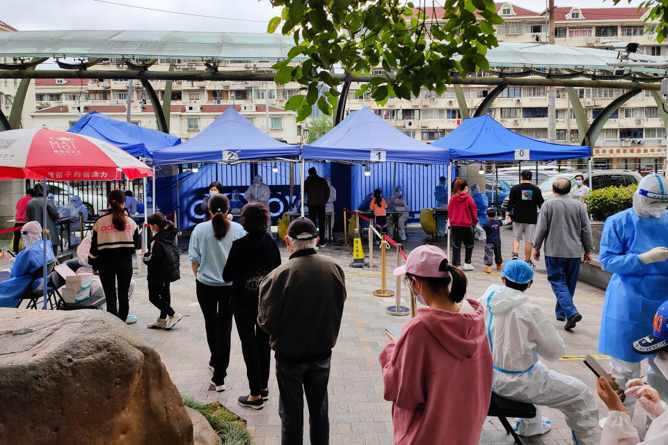 SHANGHAI, CHINA - MAY 25: Residents queue up for COVID-19 nucleic acid tests at a gated community on May 25, 2022 in Shanghai, China. (Photo by Wang Gang/VCG via Getty Images)