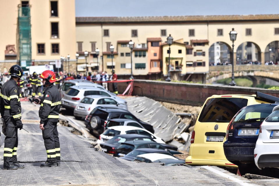 In der Innenstadt von Florenz, direkt am Ufer des Arno, ist eine Stra?e mit parkenden Autos urpl?tzlich eingesackt. Dutzende Fahrzeuge wurden dabei besch?digt. (Bild: EPA/Maurizio Degl’ Innocenti)