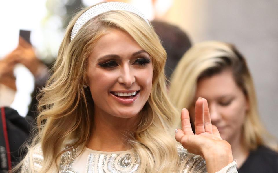 Manchmal glaubt man schon, auf dem Kopf der exzentrischen Hotelerbin ein Krönchen zu entdecken - womöglich kein Wunder, denn Paris Hilton ist tatsächlich mit Queen Elizabeth II. verwandt. Und auch zahlreiche weitere Hollywood-Stars sind entfernte Verwandte der Queen oder royaler Abstammung, wie unsere Bildergalerie zeigt ... (Bild: 2018 Getty Images/Robert Cianflone)