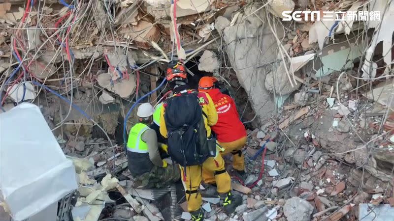 土耳其日前發生強震，圖為屏東縣政府消防局特搜大隊在土耳其災區持續搜救過程。（圖／翻攝畫面）