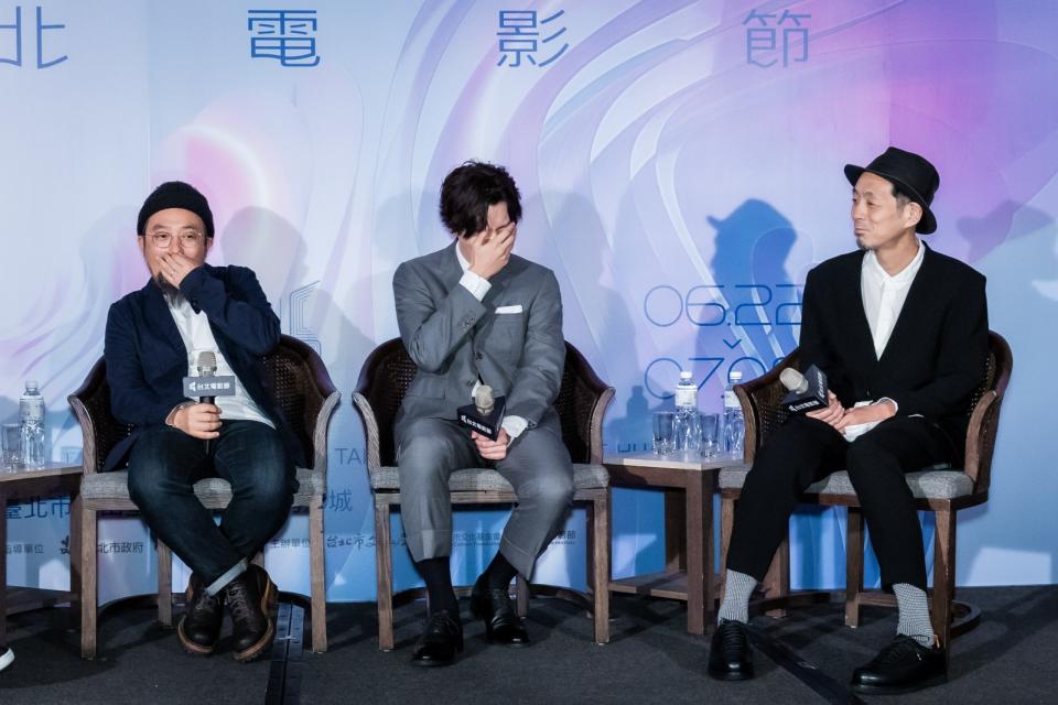 《快一秒的他》導演山下敦弘（左起）與男主角岡田將生、編劇宮藤官九郎出席記者會。台北電影節提供