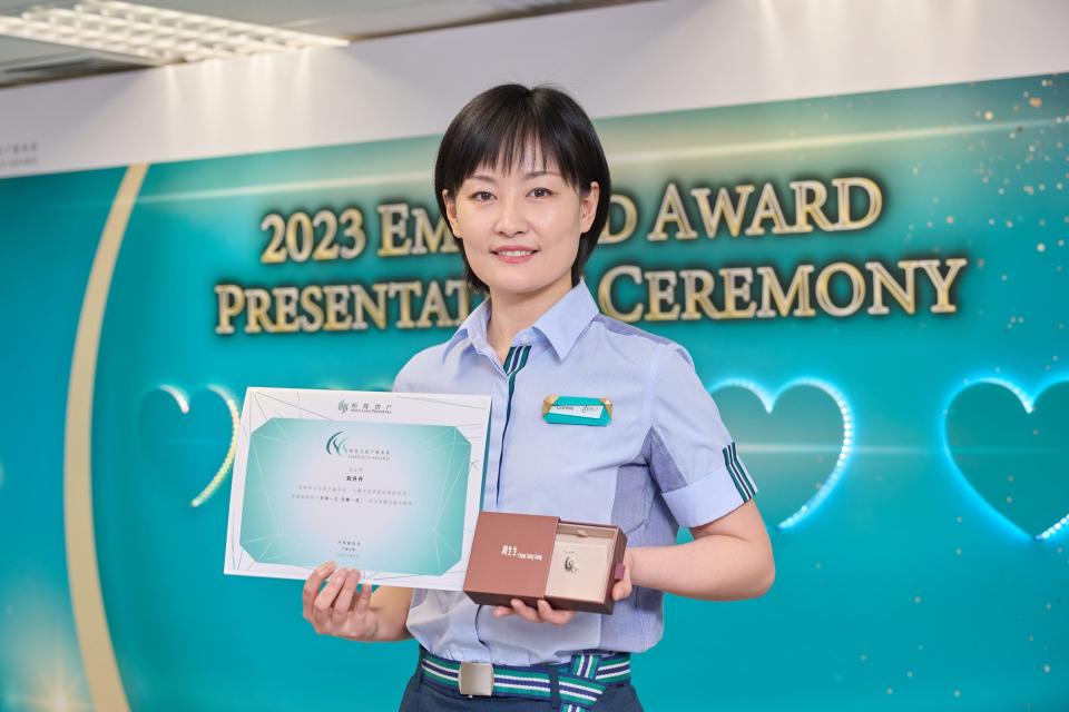 Connie Liu from Riverside 66, Tianjin is awarded the Hang Lung Emerald Award for her exceptional dedication and sense of ownership. Her passion for work and initiative in self-enhancement reflect Hang Lung&#39;s commitment to customer-centricity
