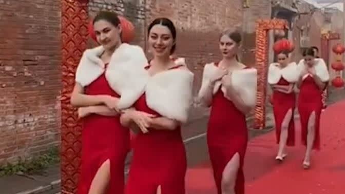 8名烏克蘭美女全是模特兒，平時接商演、拍攝工作首次接到「婚禮工作」。（圖／翻攝自頭條新聞微博）