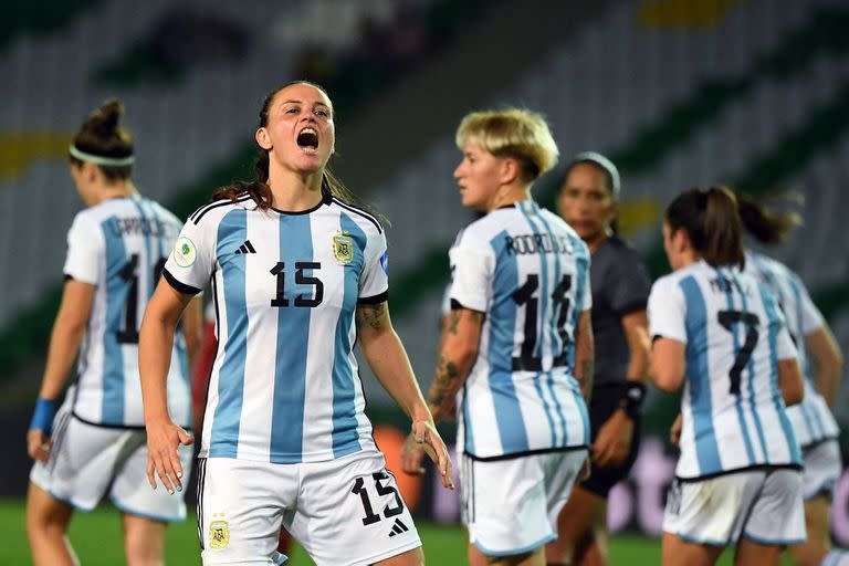 El desahogo de Bonsegundo, autora del segundo gol argentino frente a Perú; en Armenia, la selección se recuperó con una actuación promisoria