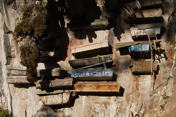 <p>Na cidade de Sagada, nas Filipinas, as pessoas costumam pendurar os mortos em caixões que ficam presos às laterais dos penhascos. Esta tradição tem centenas de anos. – <i>Foto: flickr.com/52442953@N05/8636187189/</i></p>