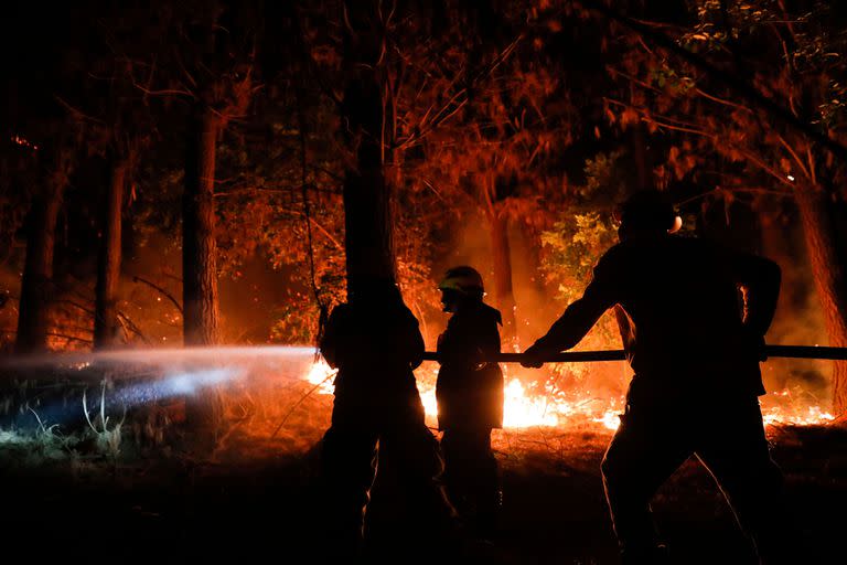 Bomberos combaten un incendio forestal en Santa Juana, provincia de Concepción, en Chile, el 9 de febrero de 2023