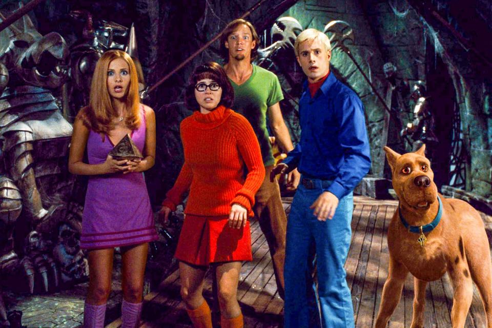 Scooby-Doo (2002) (L-r) Daphne (SARAH MICHELLE GELLAR), Velma (LINDA CARDELLINI), Shaggy (MATTHEW LILLARD), Fred (FREDDIE PRINZE JR.) and SCOOBY-DOO