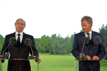 Russia's President Vladimir Putin (L) and Finland's President Sauli Niinisto attend a joint news conference at Kultaranta summer residence in Naantali, Finland July 1, 2016. Sputnik/Kremlin/Alexei Druzhinin/via REUTERS