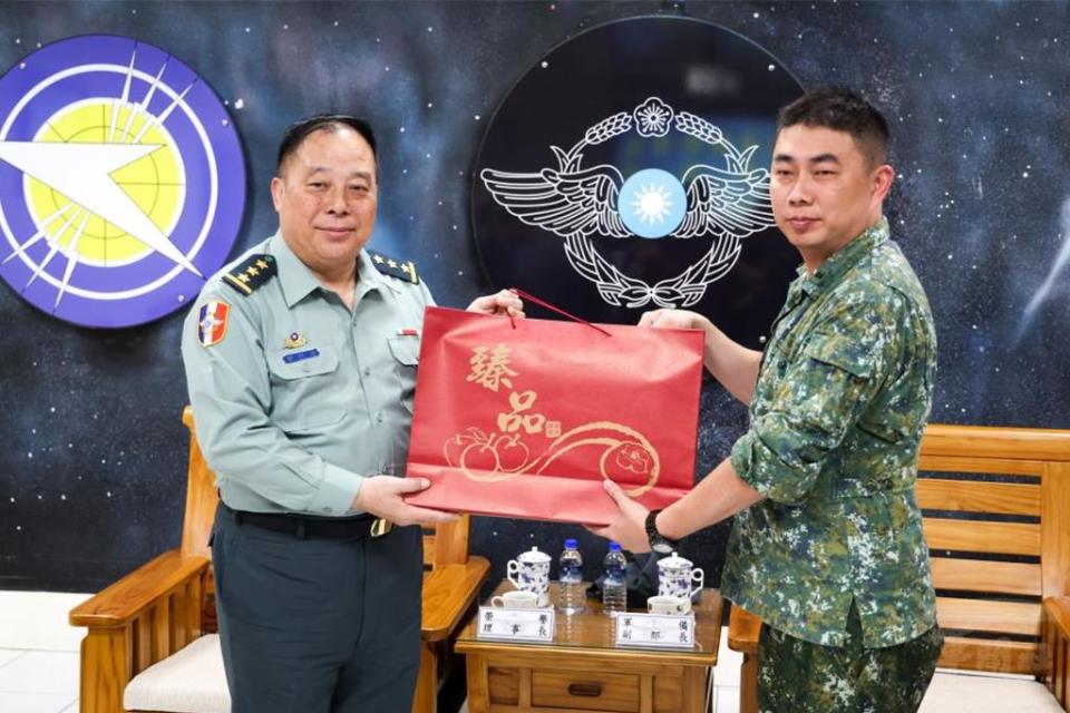 國防部副部長徐衍璞上將致贈官兵慰問品。軍聞社提供