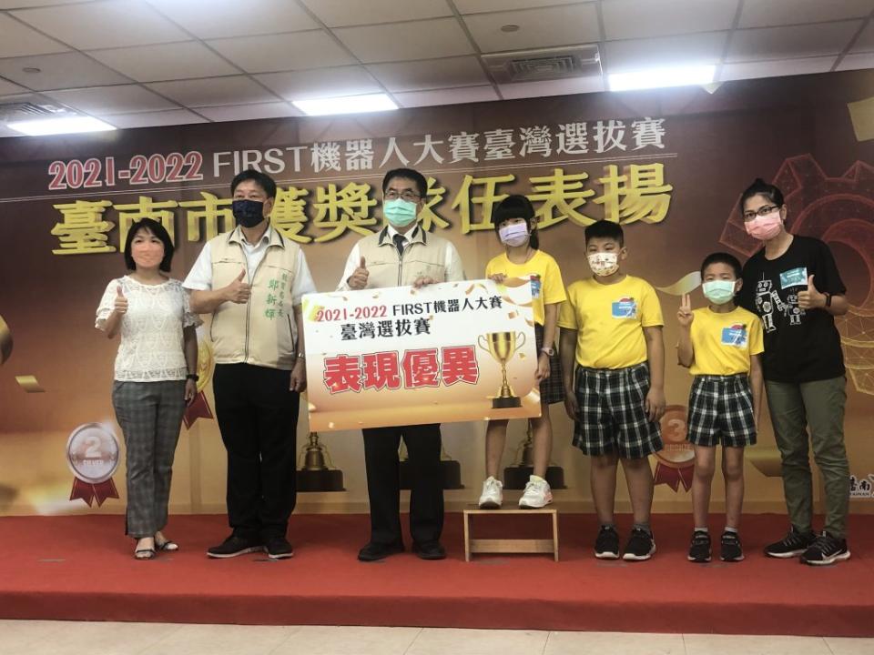 海東國小「海東不累G」團隊獲得FIRST機器人台灣選拔賽第一名。（記者施春瑛攝）