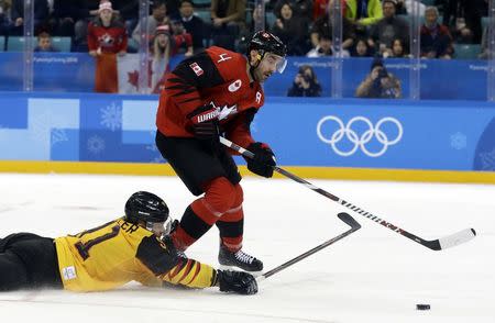 Ice Hockey - Pyeongchang 2018 Winter Olympics - Men Semifinal Match - Canada v Germany - Gangneung Hockey Centre, Gangneung, South Korea - February 23, 2018 - Moritz Muller of Germany and Chris Lee of Canada battle for the puck. REUTERS/David W Cerny