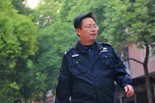 張曉勇現在在老家湖南長沙擔任社區保全。（翻攝自微博）
