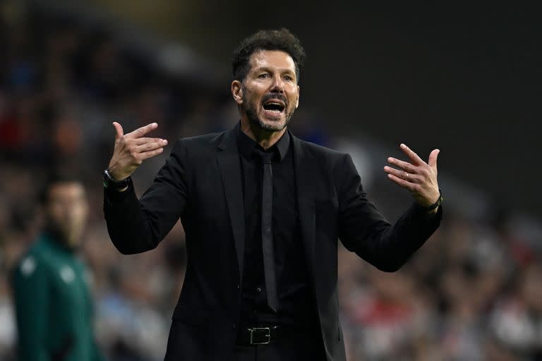 Atletico Madrid's Argentinian coach Diego Simeone gestures during the UEFA Champions League 1st round day 2 group E football match between Club Atletico de Madrid and Feyenoord at the Wanda Metropolitano stadium in Madrid on October 4, 2023. (Photo by JAVIER SORIANO / AFP)
