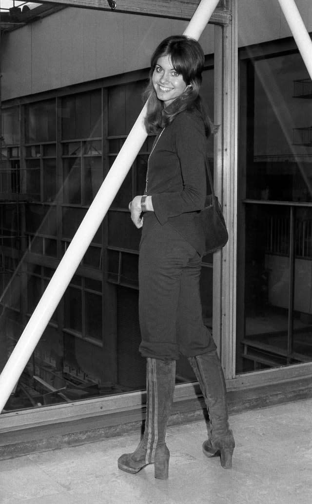 Olivia Newton-John at Heathrow Airport in 1974