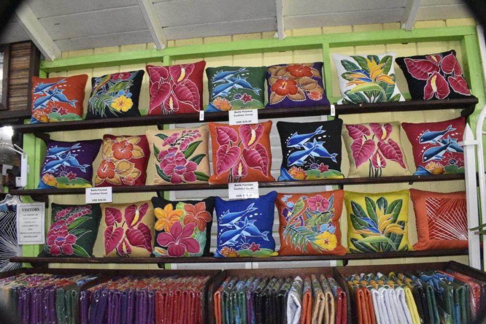 Caribelle Batik en St Kitts vende originales diseños de ropa y objetos para la casa.