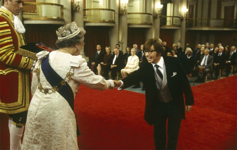 Una de las tantas encarnaciones de la reina en el cine, con Austin Powers