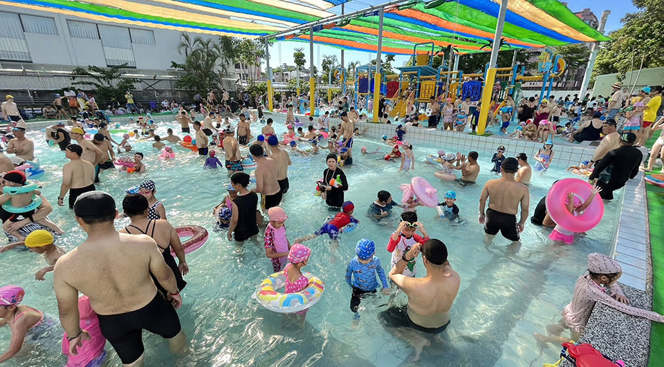 台南市立游泳池推出戶外池銅板價五十元，湧現戲水人潮。（記者陳治交攝）