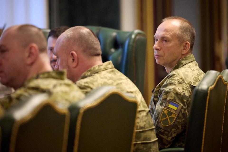 2024年2月10日，烏克蘭軍總司令瑟爾斯基（右）出席與總統澤倫斯基的軍事高層會議。路透社