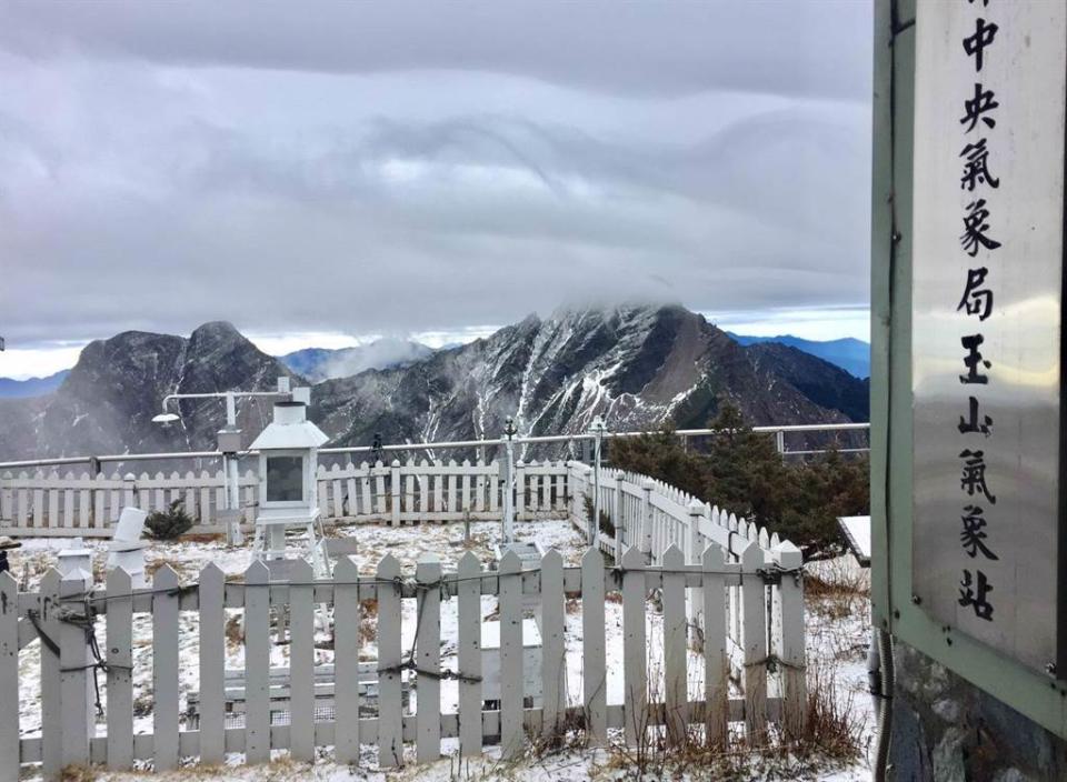 玉山是台灣最高的山峰，當天氣好時，遠在百公里之外的北部、南部地區其實都能看到。(圖／玉山氣象站提供)