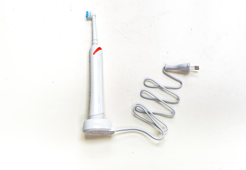 購買電動牙刷，充電方式與電池 (圖片來源:Getty Images)