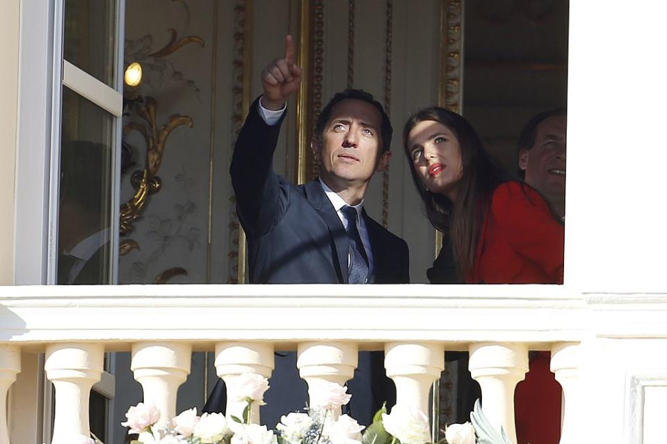 Avant de rencontrer Gad Elmaleh, Charlotte Casiraghi était en couple avec Alexander Dellal (voir après). Une relation qui faisait le bonheur de la famille princière monégasque, d'autant plus que les présentations officielles avaient été faites depuis longtemps. Cela n'a pas empêché la jeune femme de tomber amoureuse de l'humoriste. Une histoire d'amour qui n'aurait pas plu à Caroline de Monaco. <em>"À cause de la désapprobation maternelle, les amants ont été forcés de se voir en cachette durant un an"</em>, écrivait <em>Closer</em> à l'époque, à propos du couple. Au final, l'amour entre eux a fini par triompher et la famille princière a bien accueilli l'acteur. Ce dernier était d'ailleurs fou amoureux de sa compagne. Dans <em>People</em>, en octobre 2013, il se confiait ainsi : <em>"C'est une fille intelligente et drôle. Nous pouvons à la fois aller voir une expo et exploser de rire devant une émission de télévision. Je suis l'homme le plus heureux du monde. Vraiment. J'ai beaucoup de chance d'être avec elle"</em>. (<em>crédit Getty</em>)