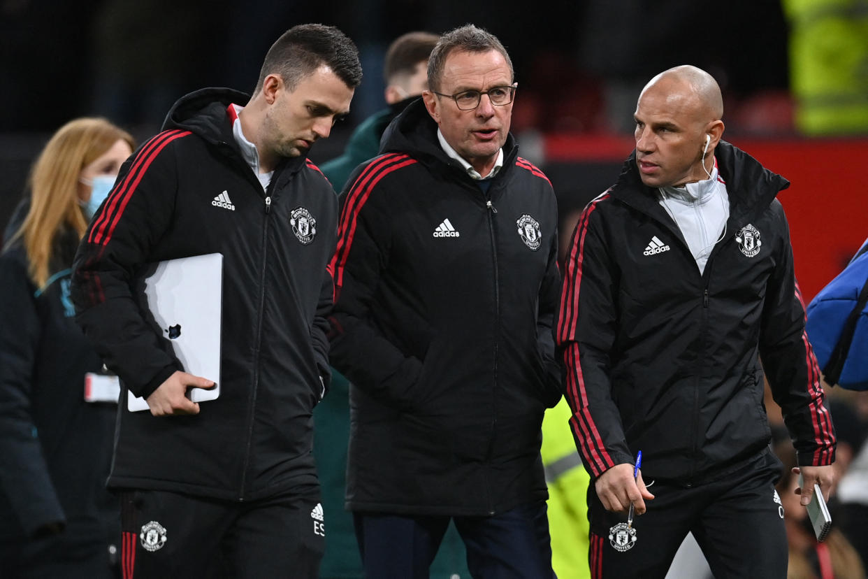 El entrenador del Manchester United, Ralf Rangnick, habla con su asistente y analista de datos Ewan Sharp (a la izquierda). (Foto: PAUL ELLIS/AFP via Getty Images)