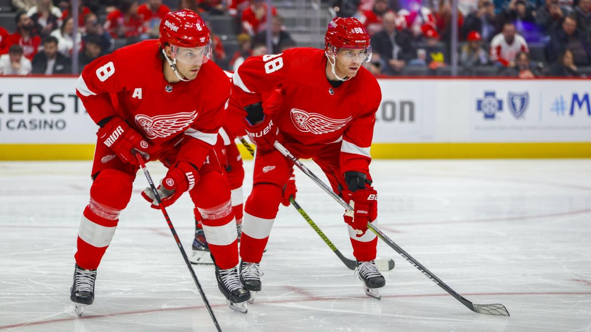 Patrick Kane makes season debut with Red Wings 6 months after hip surgery