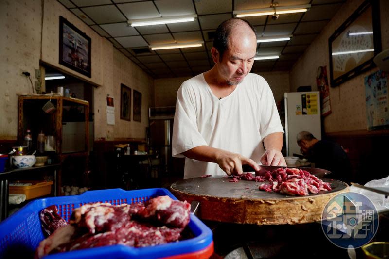 沈大裕是阿裕牛肉涮涮鍋的靈魂人物，憑藉每日現宰的新鮮溫體牛肉和獨門刀工，收服台灣政商界饕客。