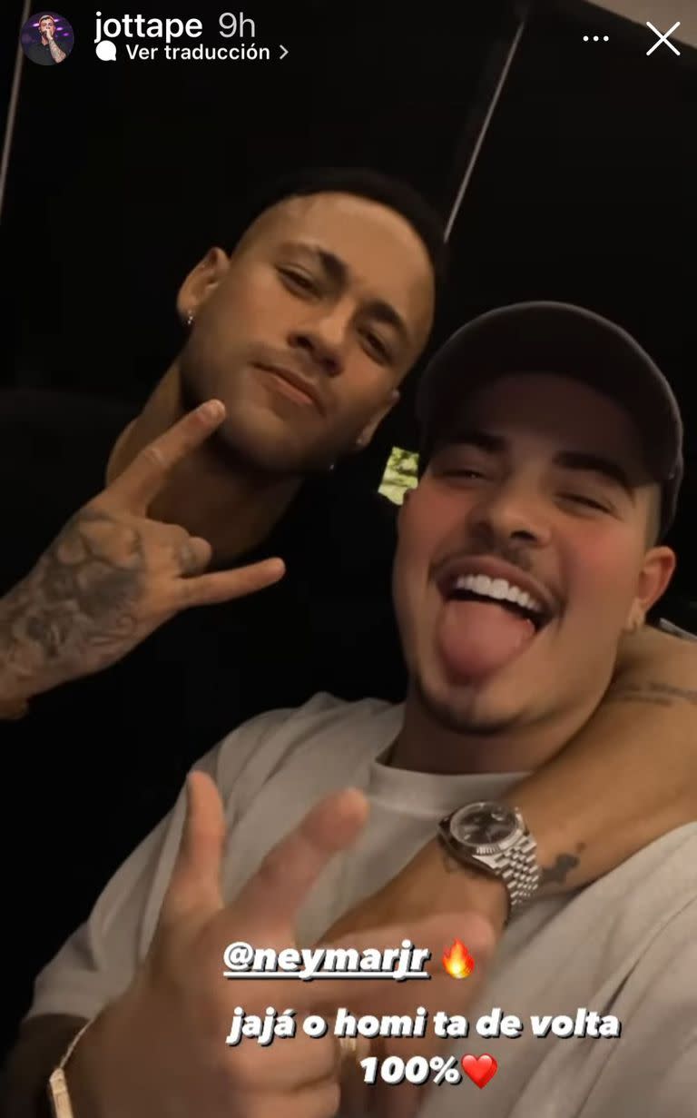 Neymar y el cantante Jottape, en la madrugada de París. 