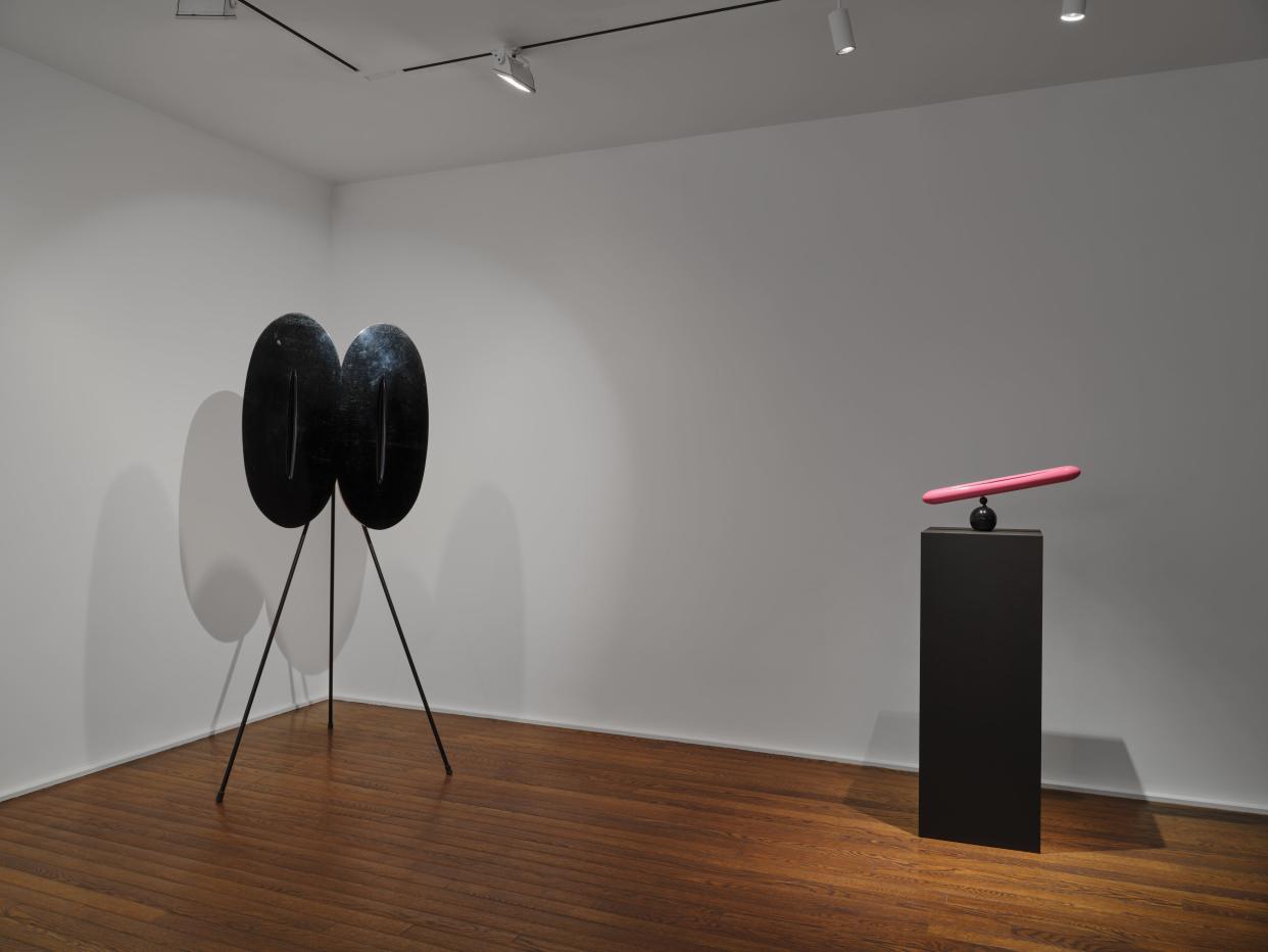 Desde la izquierda: "Concepto Espacial" (1967) de Lucio Fontana, metal laqueado, cortes; "Concepto Espacial" (1968), cobre laqueado y corte. (Thomas Barratt/Hauser & Wirth via The New York Times)