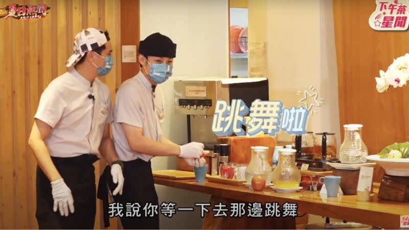 曾子余（左）跟顏佑庭擔任《食尚》外場。（圖／資料室）