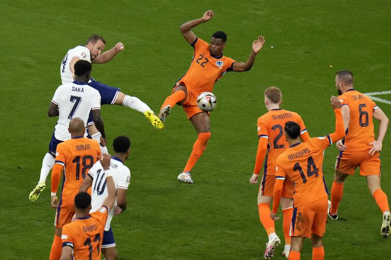 Harry Kane intenta el remate al arco y Denzel Dumfries quiere bloquearlo: la acción por la que la selección de Países Bajos está furiosa con el VAR. (AP Photo/Hassan Ammar)