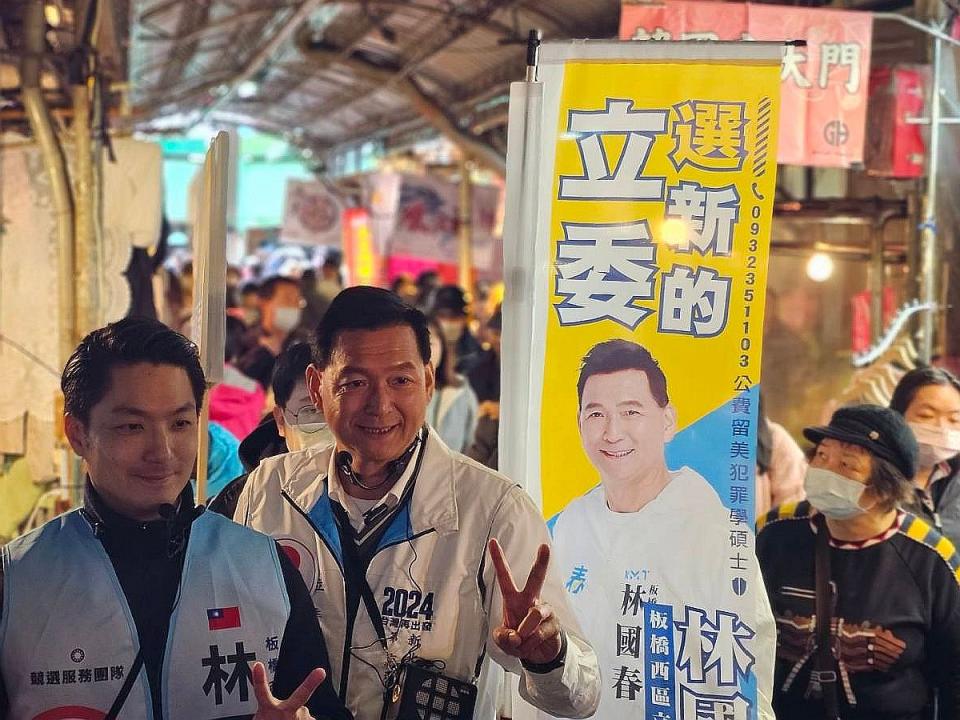台北市長蔣萬安（左）陪同林國春（右）走進市場拜票。（圖：林國春競總提供）