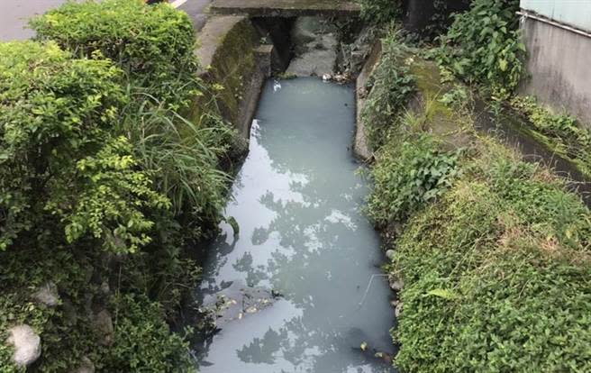 新北市樹林區柑園街一段、二段灌溉溝渠堆滿垃圾、水質呈現乳白色。（資料照／民眾提供）