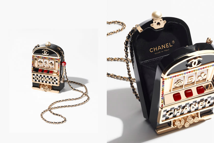 Chanel 度假系列新上架：角子老虎機、籌碼、賽車安全帽 Mini Bag 成為焦點！