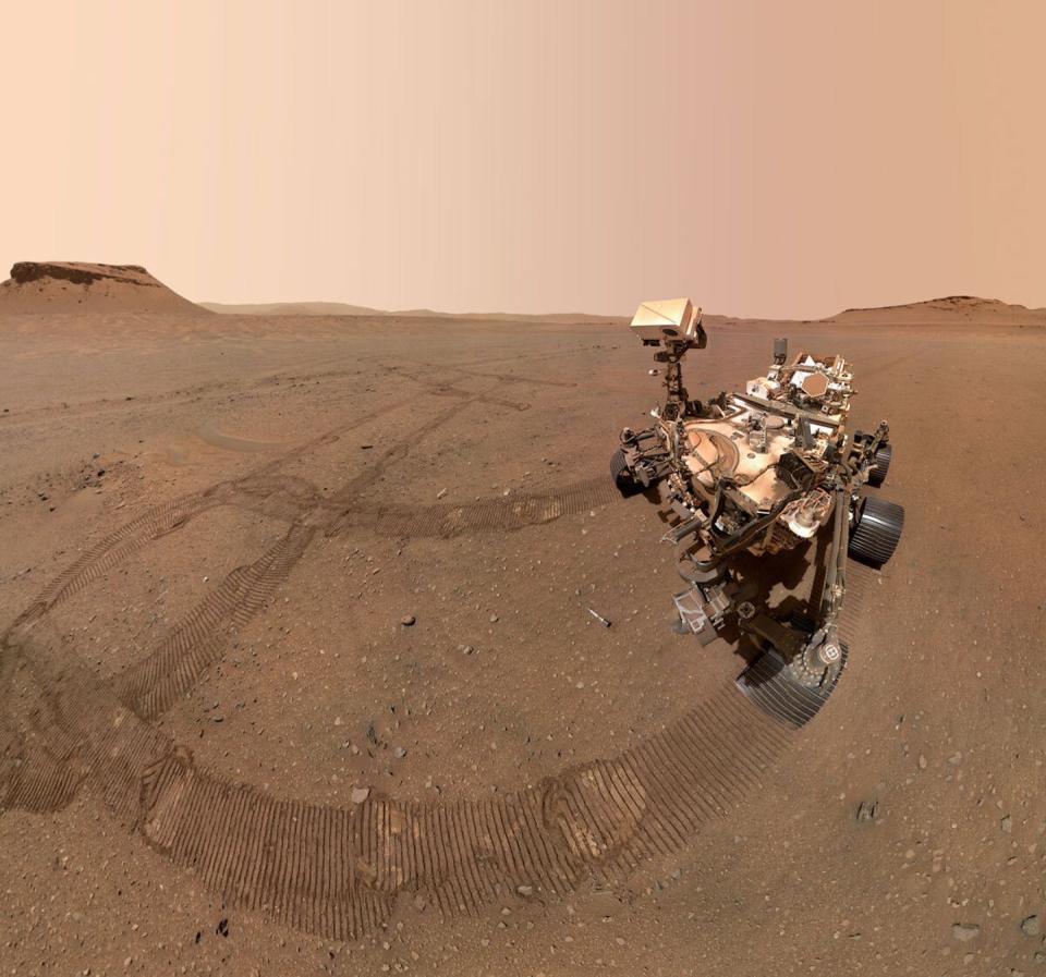 Este selfie del rover Perseverance mostrando varios de los 10 tubos de muestra que está dejando en un depósito natural de muestras apodado <em>Three Forks</em>, en el interior del cráter Jezero. NASA / JPL-Caltech / MSSS