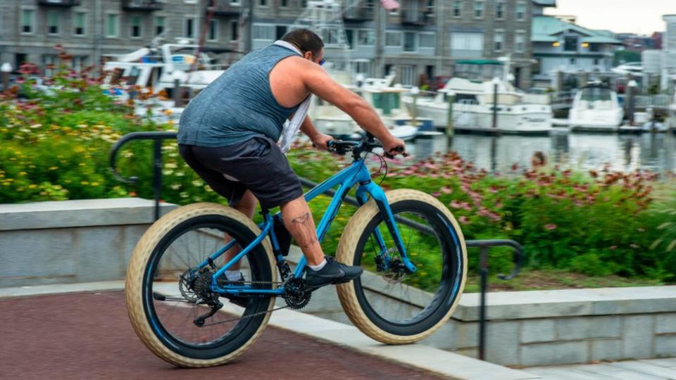 Un hombre en bicicleta