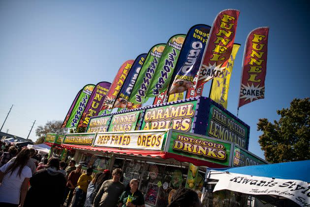 One of the many food stands that line the streets. (Photo: Damon Dahlen/HuffPost)