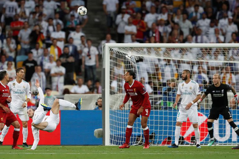 La destreza de Bale, la mirada de los demás: será un golazo en la final de la Champions que Real Madrid le ganó a Liverpool.