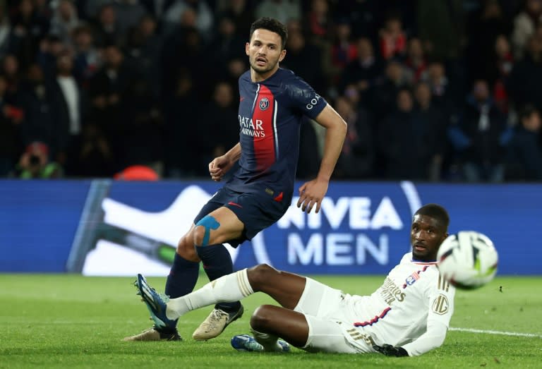 L'attaquant parisien Gonçalo Ramos (g) auteur d'un doublé contre Lyon du défenseur Clinton Mata (d), le 21 avril 2024 au Parc des Princes (FRANCK FIFE)