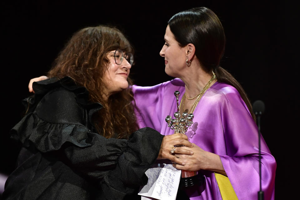 La directora española Isabel Coixet entrega el Premio Donostia a la actriz francesa Juliette Binoche por su trayectoria en la 70ª edición del Festival de Cine de San Sebastián, en San Sebastián, España, el domingo 18 de septiembre de 2022. (Foto AP/Álvaro Barrientos)