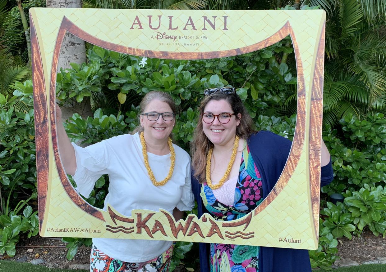 Travel planner Meghan Hayes, with her own mother in Hawaii. (Photo: Meghan Hayes)