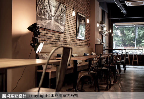 用餐區以文化石表現斑駁味，雙人桌採固定式木製座位搭配鐵製單椅，延續工業風特色。