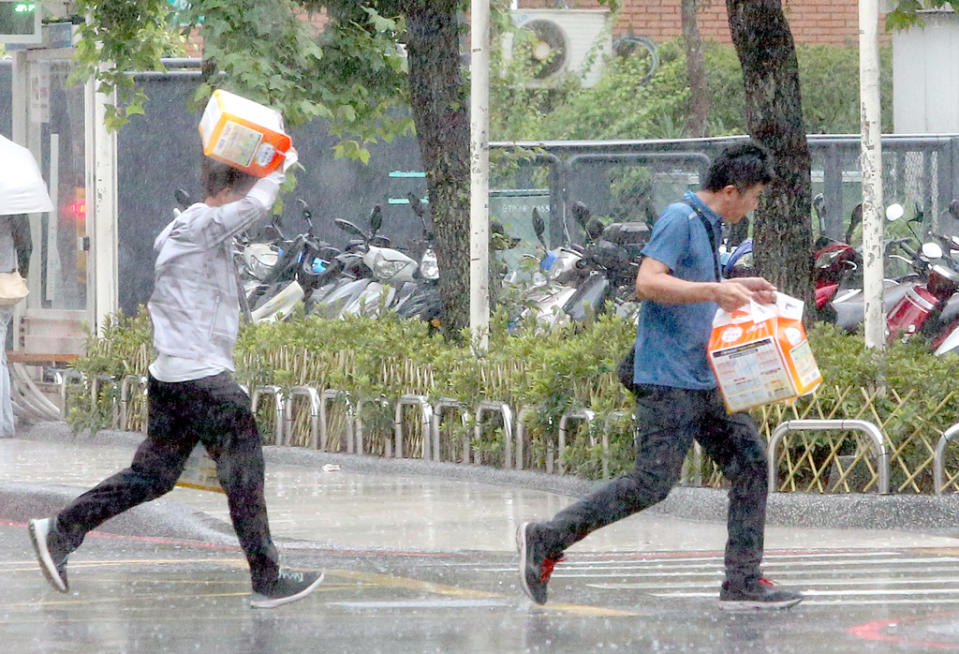 今天鋒面接近，大氣不穩定，午後各地有陣雨或雷雨。（資料照）