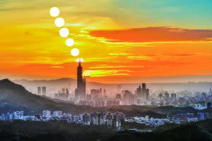 攝於2016年10月19日汐止天秀宮廣場。| Many visitors also opt to place their cameras on the bend of the road in front of the temple to not only snap a pic of the iconic sunset atop of Taipei 101 (圖｜黃秀山攝影｜Courtesy of Huang,Hsiu-Shan)